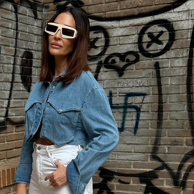 El look rejuvenecedor más fácil de copiar es este de Vicky Martín Berrocal con pantalones de Zara y camisa de Bershka