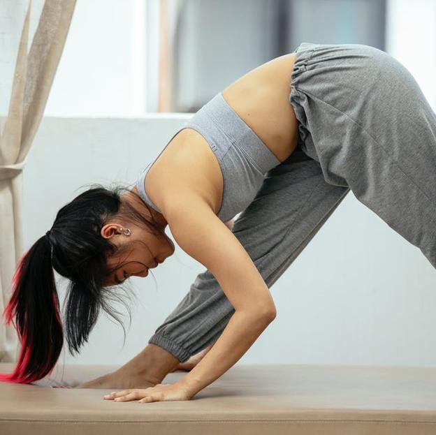 Parsvottanasana es ideal para iniciarse en el yoga.