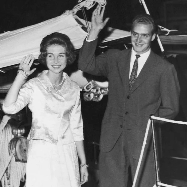 La trágica luna de miel de Juan Carlos I y la reina Sofía: una noche de bodas accidentada, seis meses alrededor del mundo e incertidumbre