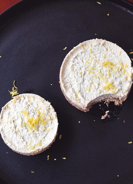 Los postres también están presentes en el universo crudo, como esta tarta de limón. /LUNWERG