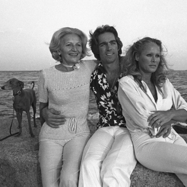 La princesa Smilja, fotografiada en los años 70 en Ibiza junto a Fabio Testi y Ursula Andress. 