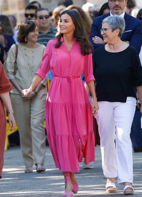 El vestido rosa plisado de Mango de 50 euros que le quedaría ideal a la reina Letizia