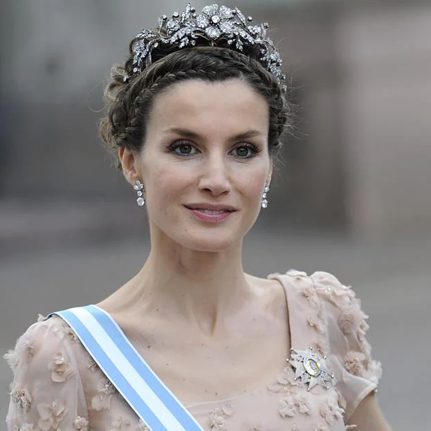 Pincha en la foto para ver los 7 años de Letizia Ortiz como Reina de España en 10 looks. 