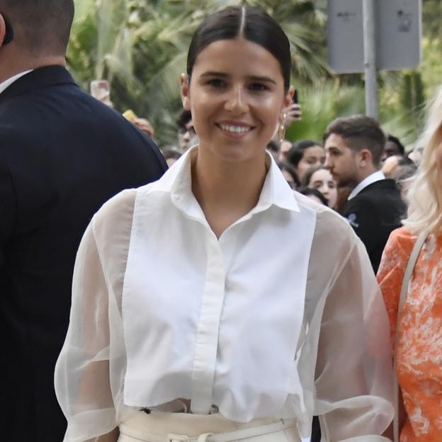 Tana Rivera sorprende con un look con falda mini y una camisa blanca muy original que hemos encontrado baratísima