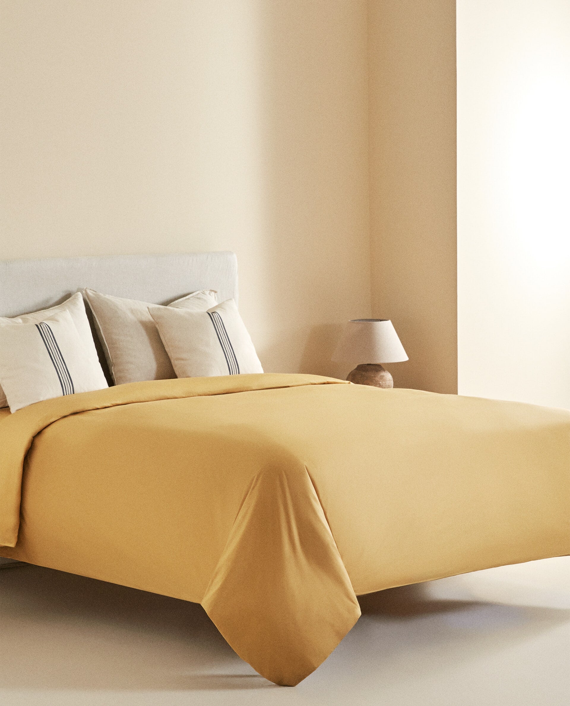 Muebles y adornos en amarillo para decorar tu casa: Zara Home