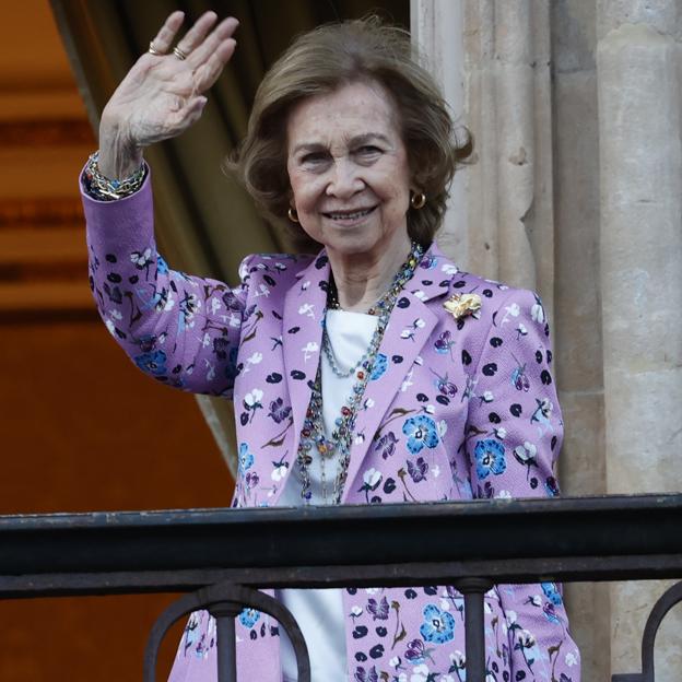 La original blazer de la reina Sofía es la chaqueta comodín perfecta para las noches de verano (y tenemos su copia low cost)