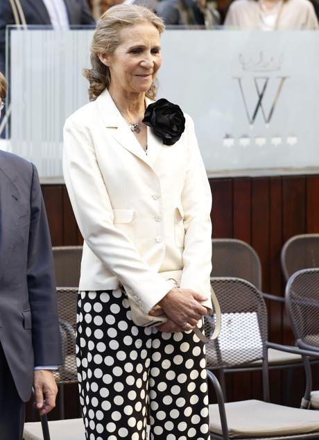 La infanta Elena combinó la blazer con pantalones de lunares. / GTRES