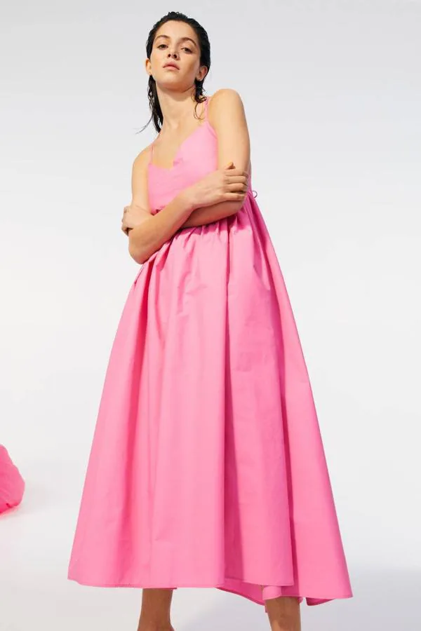 Permiso patrocinado Jirafa La tendencia del verano más favorecedora es el vestido rosa y los más  bonitos están en H&M (que también puedes comprar rebajados) | Mujer Hoy