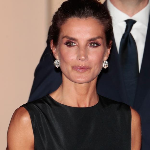 El moño de Letizia que roza la perfección y un maquillaje en rosa que abre y rejuvenece la mirada