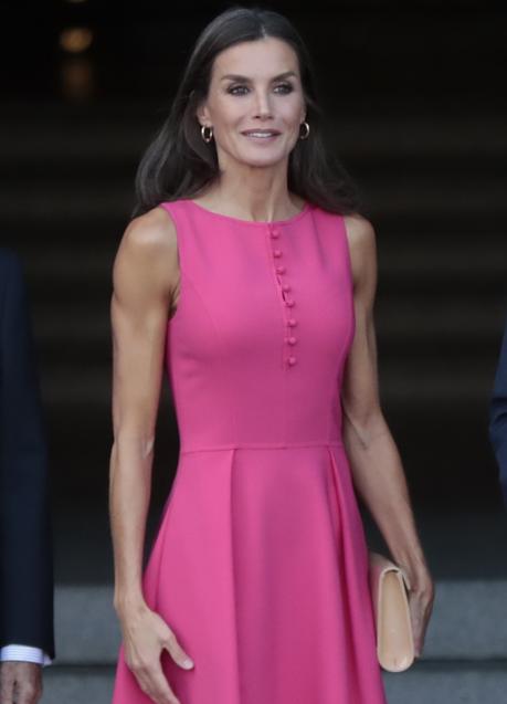 La reina Letizia frente al Teatro Real.