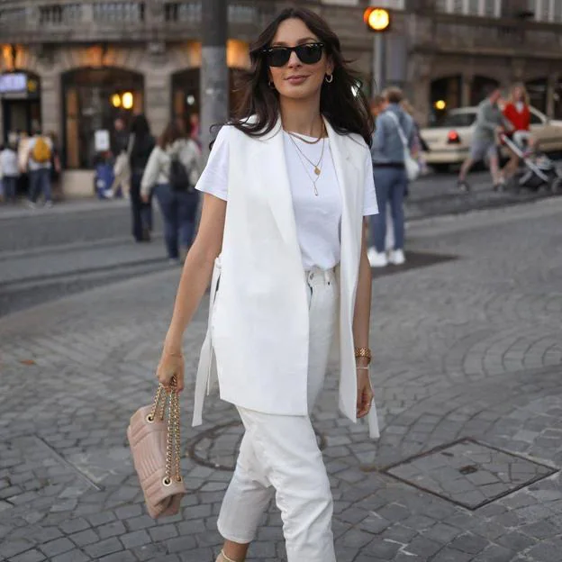 Así se lleva el traje de chaqueta blanco (y camel), el truco de estilo de las influencers para ir elegante en verano que rejuvenece