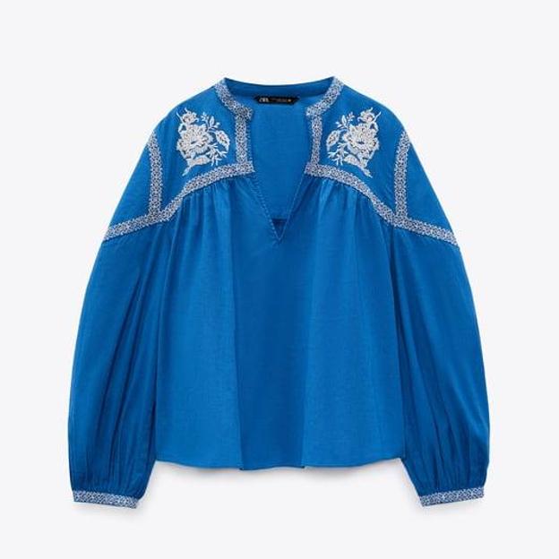 La blusa color coblato está rebajada a 15,99 euros