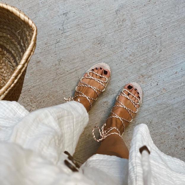 Las sandalias planas rebajadas de Cortefiel que puedes combinar fácilmente con una falda midi y camiseta blanca