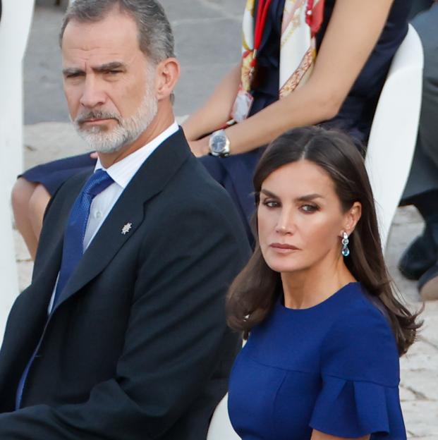 La reina Letizia estrena un bonito vestido midi con un look muy elegante y favorecedor en el homenaje a las víctimas del coronavirus