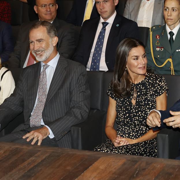 Los reyes durante el acto.