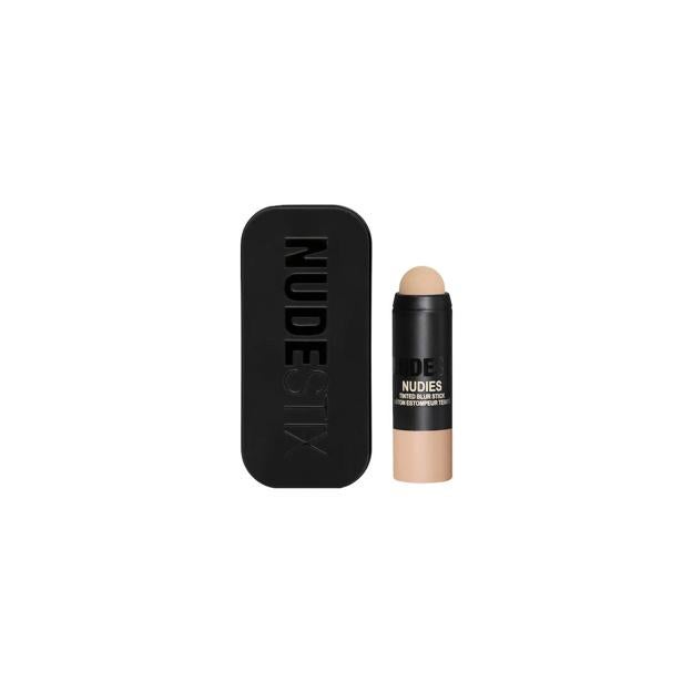 El Tinted Blur Stick de Nudestix tiene pigmentos que se funden con la piel