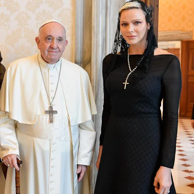 Tensión en el Vaticano: Charlène aprovecha la visita al papa Francisco para marcar de nuevo distancias con Carolina de Mónaco