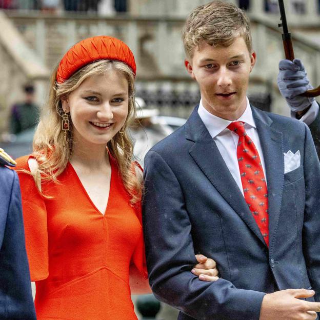 La princesa Elisabeth de Bélgica copia a la reina Letizia con este espectacular vestido rojo de Victoria Beckham que favorece muchísimo