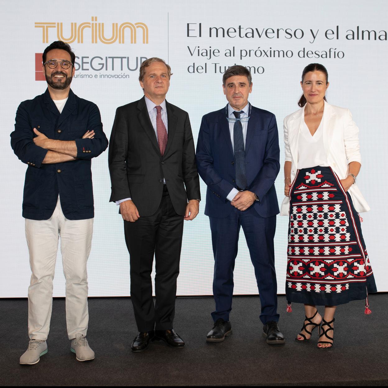 De izquierda a derecha, Germán Jiménez, director general de Turium; Ignacio Ybarra, presidente de Vocento; Enrique Martínez, presidente de Segittur, y Samary Fernández, directora general del Área de Lujo, Estilo de Vida y Revistas./