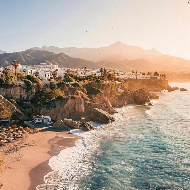 Los pueblos blancos costeros más bonitos e instagrameables para disfrutar de la playa este verano