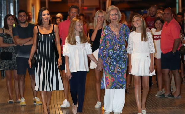 La reina Sofía junto a sus nietas y la reina Letizia en una escapada nocturna por Mallorca