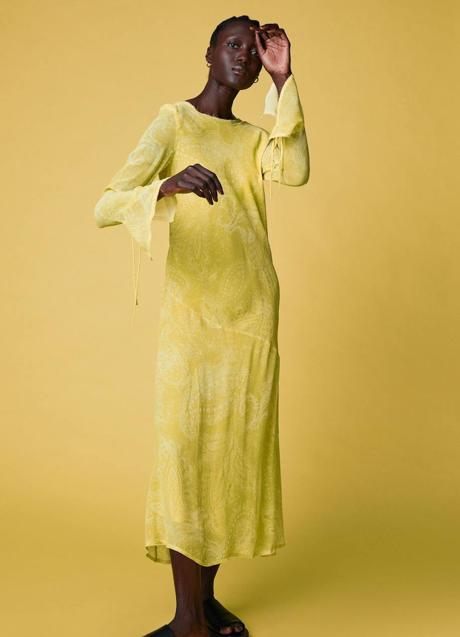 Confirmado, el vestido favorito las influencers este verano es amarillo y está rebajado a menos de 25 Mujer Hoy