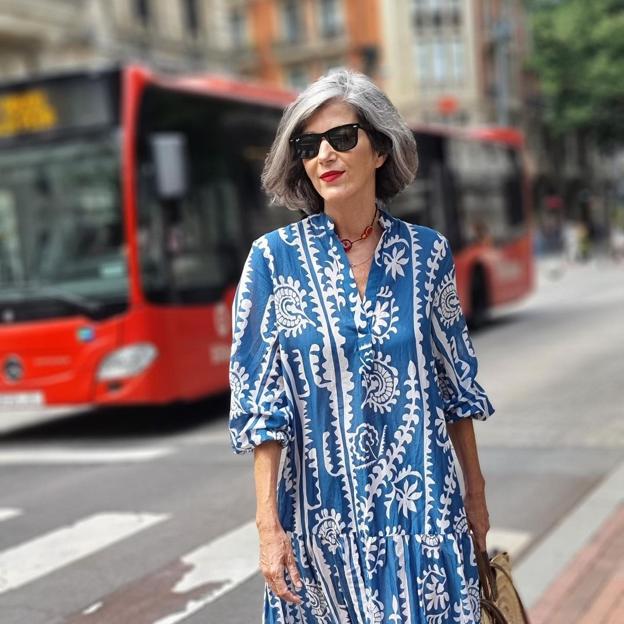 El original vestido azul de Zara perfecto a partir de los 50 que podrían llevar todas las royals en sus vacaciones