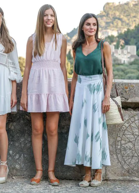El look barato de la infanta Sofía: el vestido de Zara más cómodo y fresquito y las alpargatas made Spain con plataforma | Mujer Hoy