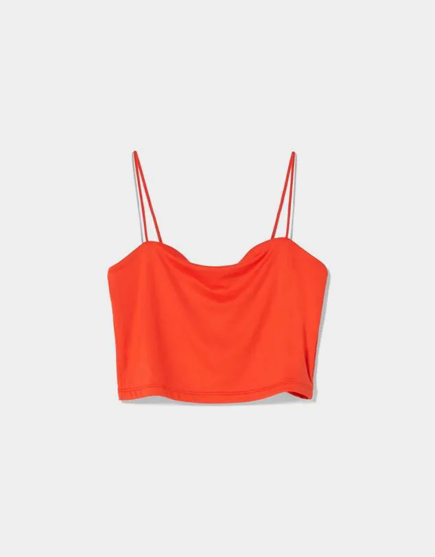 El pantalón naranja de Bershka para combinar con un crop top