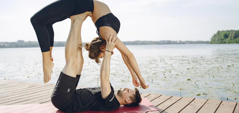 Posturas de yoga para hacer en pareja: cómo tonificar la figura y