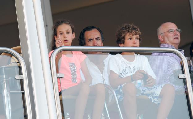 Jaime de Marichalar con sus hijos Vicotria Federica Marichalar Borb´on y su hijo Felipe Froilán durante unas vacaciones den Sotogrande cuando eran pequeños,