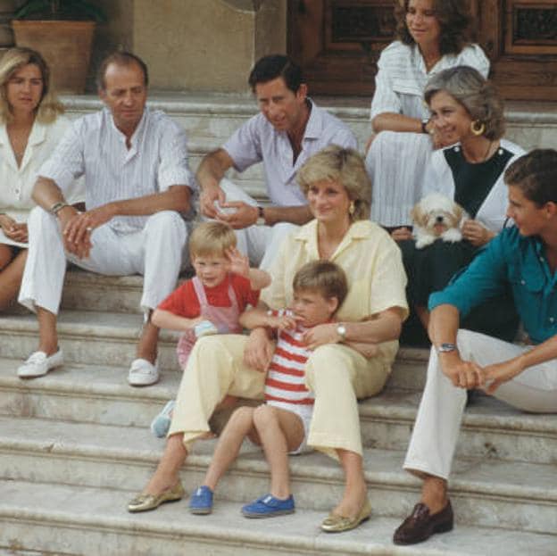 Posado de Carlos de Inglatera, la princesa Diana y sus hijos Guillermo y Harry junto con la familia real española en el Palacio de Marivent (Mallorca).
