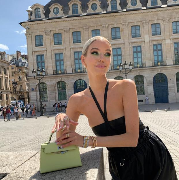 Leonie Hanne posa en París con vestido de palabra de honor y tira al cuello estilo halter.