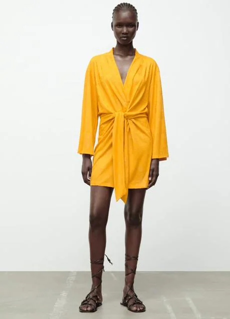 retirarse Generalizar paquete El vestido amarillo de Zara que sienta fenomenal porque realza tu bronceado  y estiliza tu cintura | Mujer Hoy