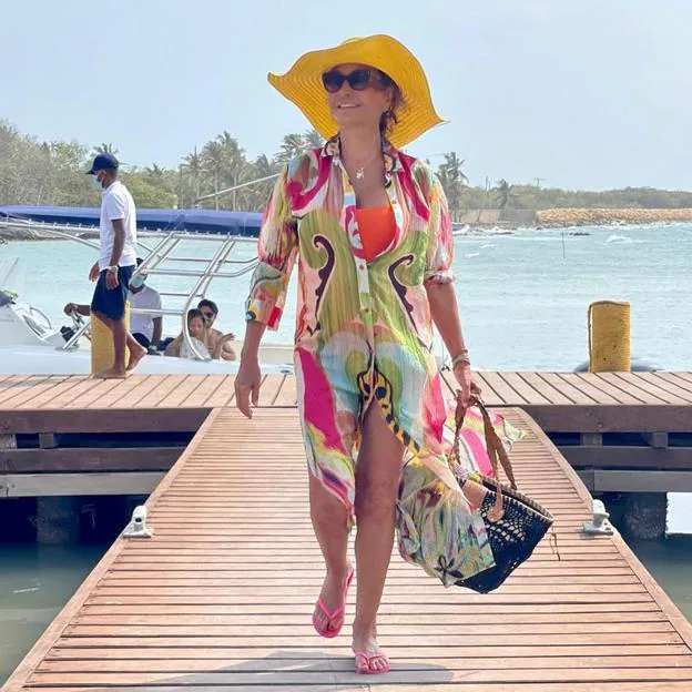 El caftán de Zara más colorido que ha elegido Naty Abascal en sus lujosas  vacaciones sobre un yate | Mujer Hoy