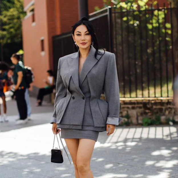 El look oficina perfecto para verano es este traje de Zara formado por una blazer de crop y una falda pantalón | Mujer Hoy
