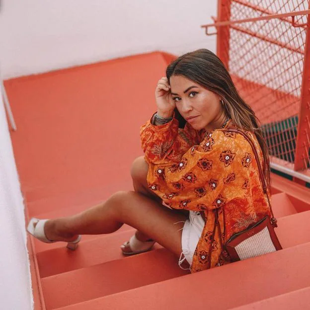 La blusa de Zara que triunfa en Instagram porque con shorts y con vaqueros | Mujer Hoy