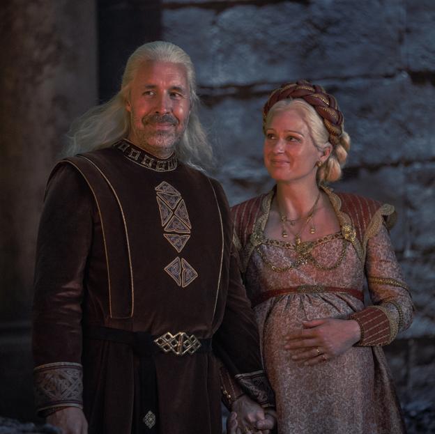 El rey Viserys y esposa en el momento de ser escogido para ocupar el Trono de Hierro