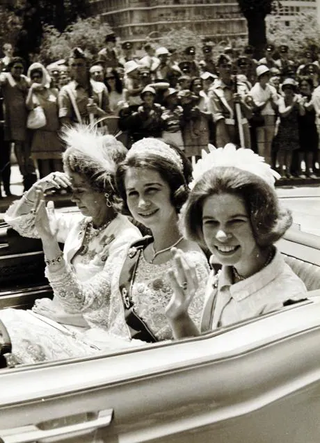 La reina Federica y sus hijas, Sofía e Irene de Grecia, a su llegada a Madrid en 1960, un año antes de la boda de Sofía y Juan Carlos. (FOTO: Gtres).