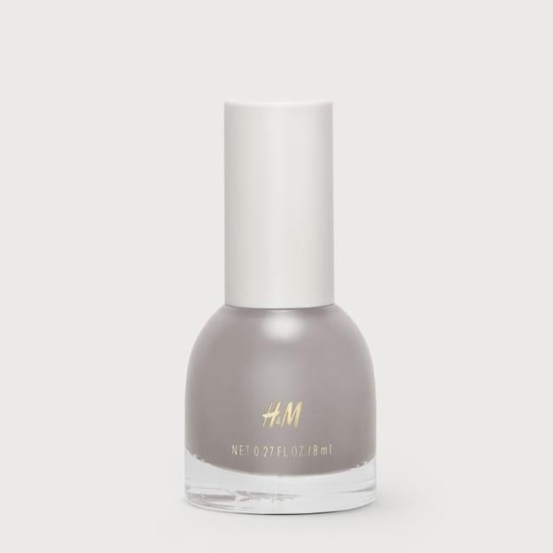 Esmalte de uñas en color gris de H&M.