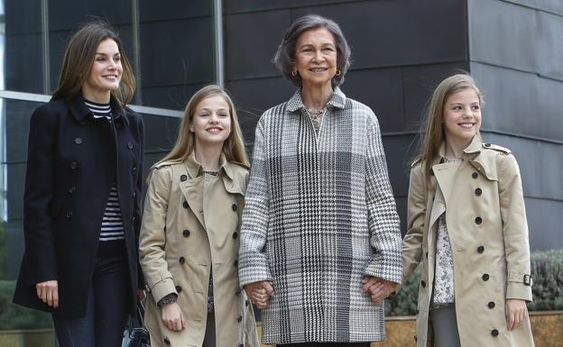 Letizia con sus hijas Leonor y Sofía y la abuela de ambas, la reina Sofía.