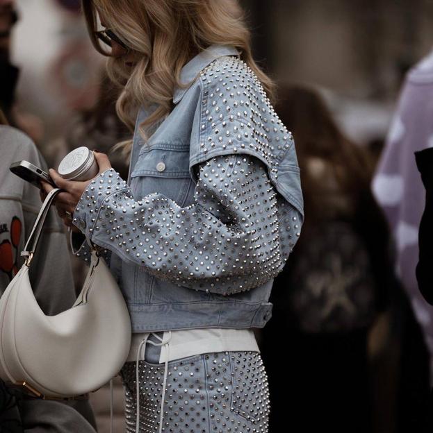 ¡Alerta tendencia! Las prendas en tejido denim con brillantes y tachas que elevarán tus looks básicos