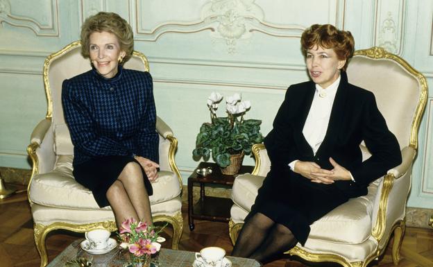 Nancy Reagan y Raisa Gorbachov tomaron el té en la mansión del Aga Khn en Ginebra, en 1985. 