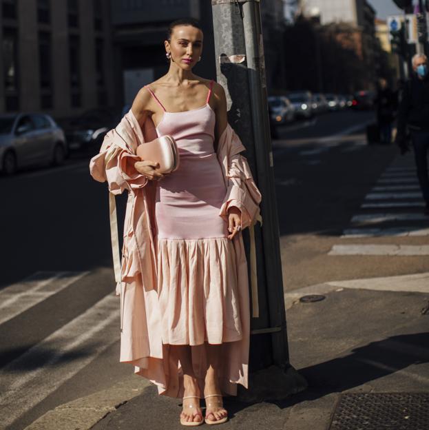 El vestido de invitada más bonito y romántico es este de Massimo Dutti que sienta de maravilla