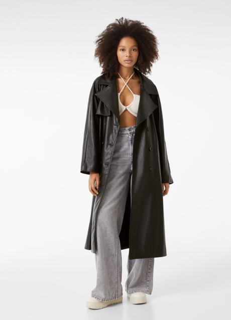 Abrigo trench efecto piel de Bershka, 59,99€.