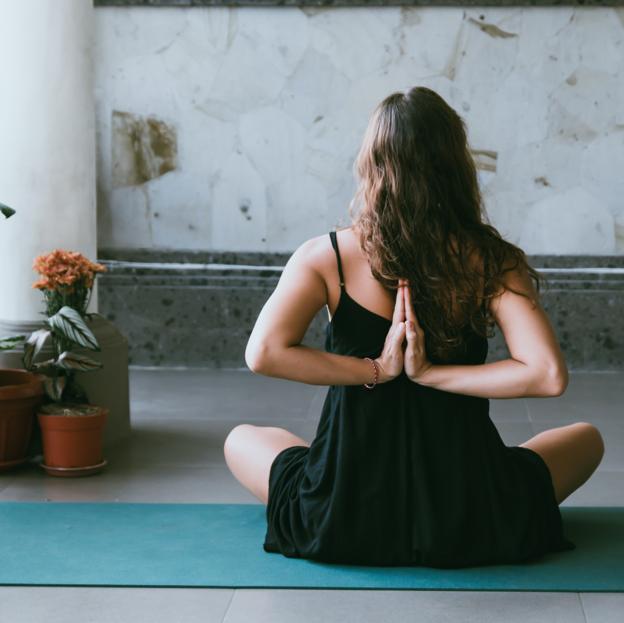 Mujer practicando yoga. 