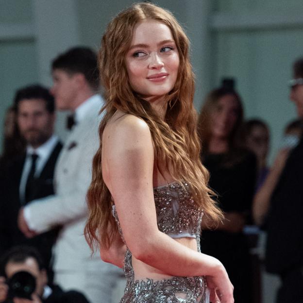 Las ondas liquid hair no solo se consiguen con un rizador. Los productos aplicados después del lavado son esenciales y sabemos cuáles utiliza el estilista habitual de Sadie Sink. En la foto, la actriz de 'Stranger Thing' en el Festival de Venecia durante el estreno de la película The Whale.