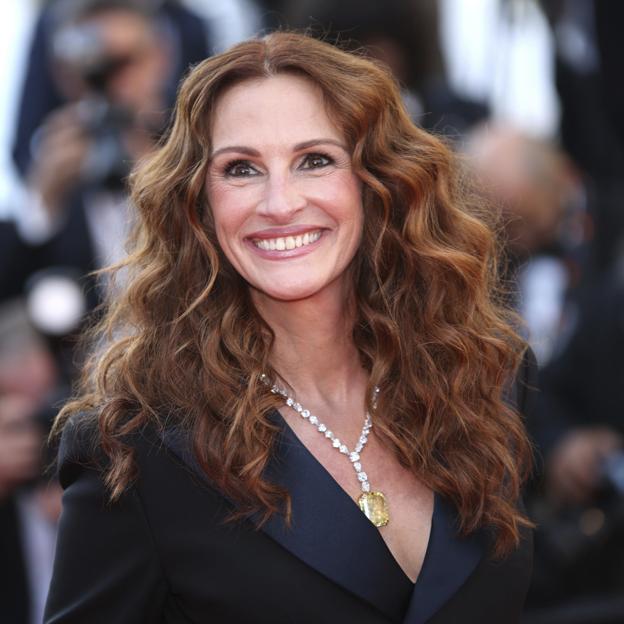 Julia Roberts dice que necesitas un blazer corto como el suyo para llevarlo con vestidos largos o midi en el entretiempo