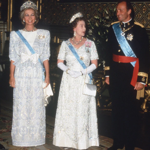 La reina Sofía, Isabel II y el rey Juan Carlos, en la cena oficial en el castillo de Windsor, celebrada en 1986 con motivo de la visita de los monarcas españoles. 