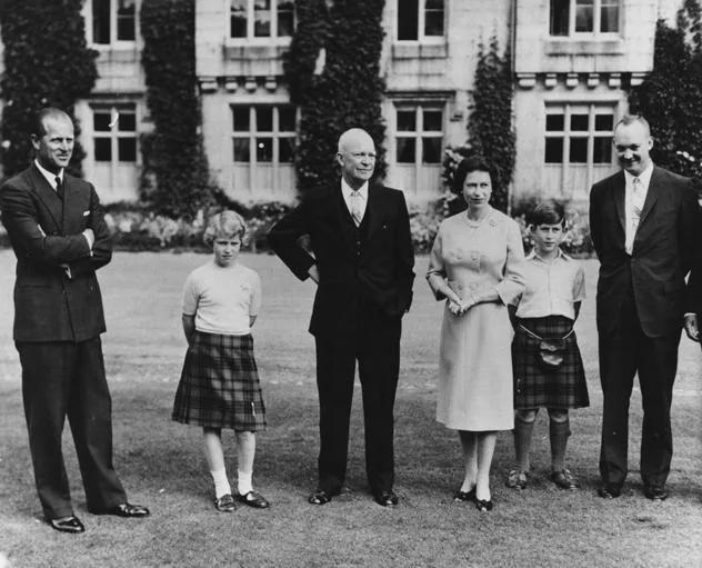 Isabel II junto a Eisenhower en el castillo de Balmoral